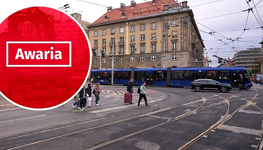 Zdjęcie przedstawiające tramwaj na skrzyżowaniu ulic Piłsudskiego i Świdnickiej z nałożonym czerwonym kołem z białym napisem "Awaria".