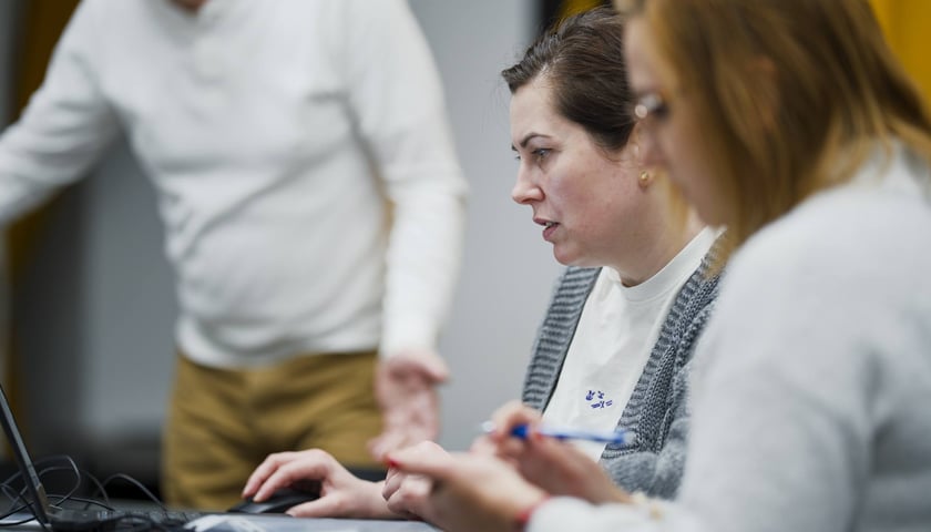 Maraton Pisania Projektów: 2 osoby skupione na monitorze laptopa