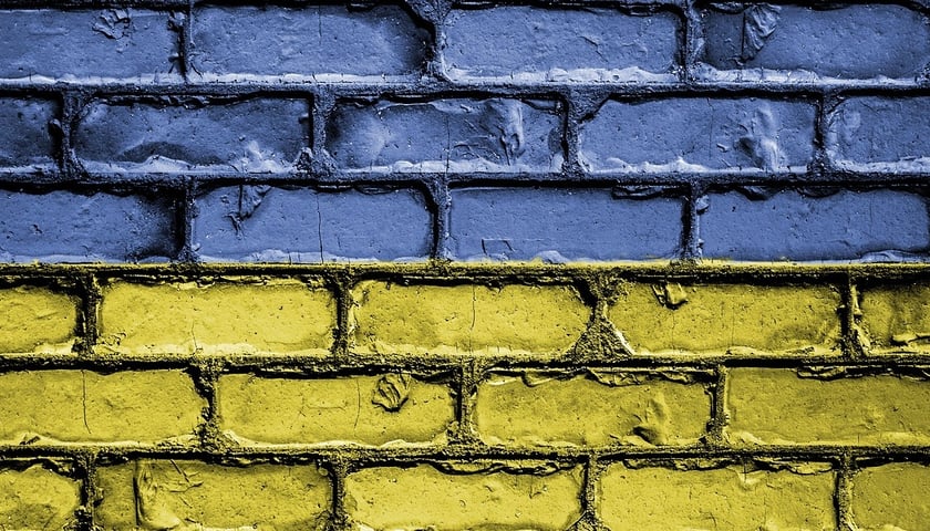 Ściana budynku pomalowana w barwy ukraińskiej flagi. Zdjęcie ilustracyjne