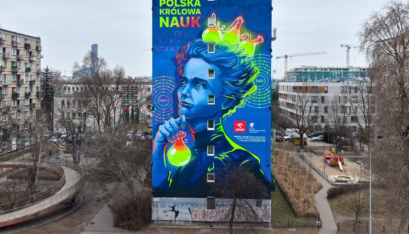 Mural z Marią Skłodowską-Curie na bloku we Wrocławiu, luty 2026