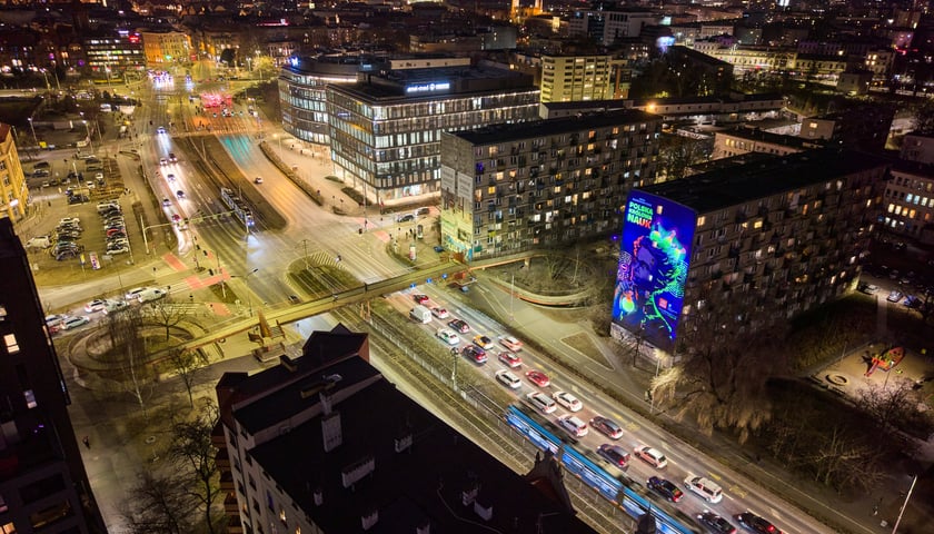 Mural z Marią Skłodowską-Curie na bloku we Wrocławiu, luty 2026