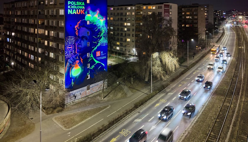Mural z Marią Skłodowską-Curie na bloku we Wrocławiu, luty 2026