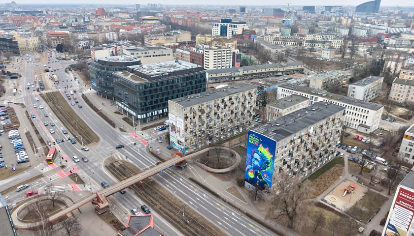 Mural z Marią Skłodowską-Curie na bloku we Wrocławiu, luty 2026
