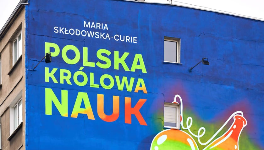 Mural z Marią Skłodowską-Curie na bloku we Wrocławiu, luty 2026
