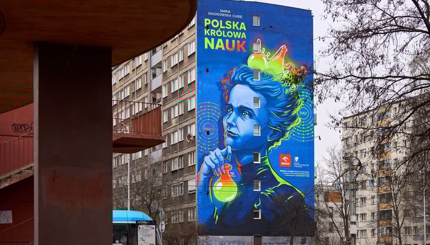 Mural z Marią Skłodowską-Curie na bloku we Wrocławiu, luty 2026