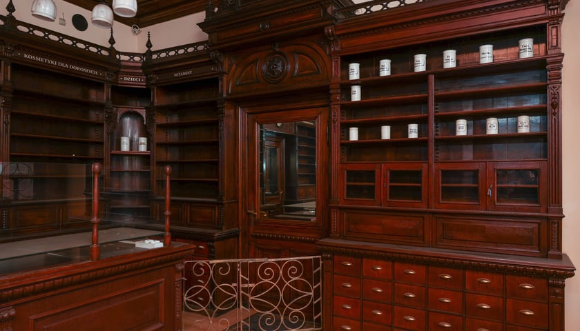 Apteka pod Słońcem we Wrocławiu. Piękne wnętrze zmieni właściciela