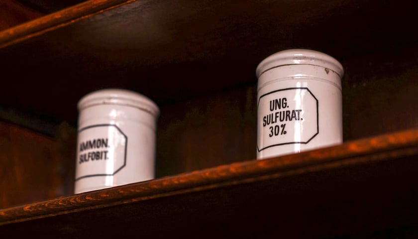 <p>Sloiki na substancje chemiczne, znalezione w aptece po wojnie</p>