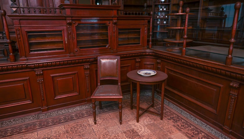 <p>Meble robione były na wymiar - mają ponad 100 lat</p>