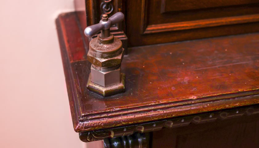 <p>Meble objęte są ochroną konserwatorską</p>