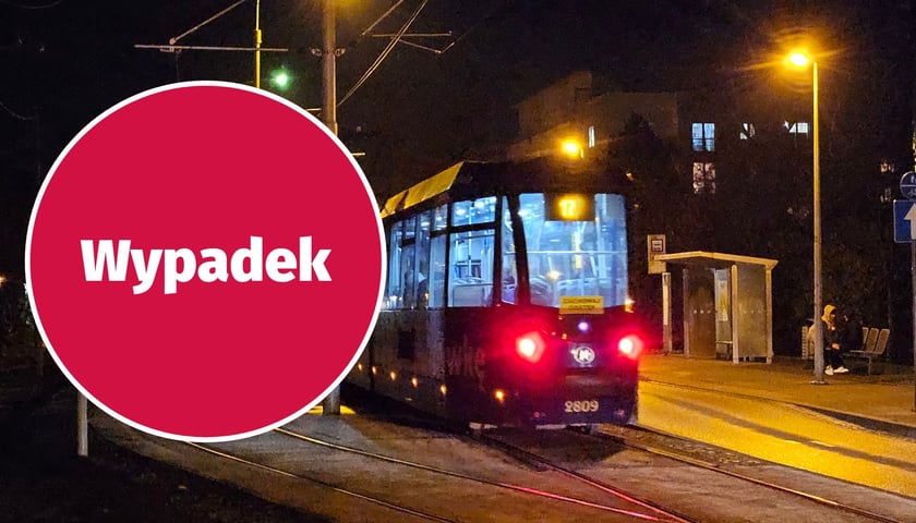 Zdjęcie ilustracyjne przedstawiające tramwaj wieczorem na ulicy. Na zdjęciu nałożone czerwone koło z białym napisem "Wypadek". 
