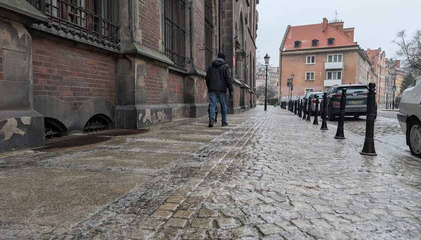 Oblodzone chodniki sa niebezpieczne