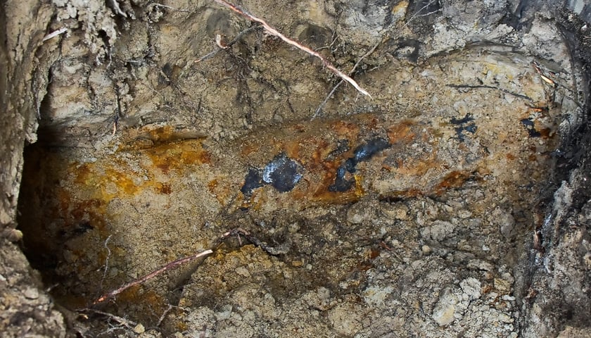 <p>To co wzięto za pocisk artyleryjski okazało się na szczęście niegroźnym fargmentem rury</p>