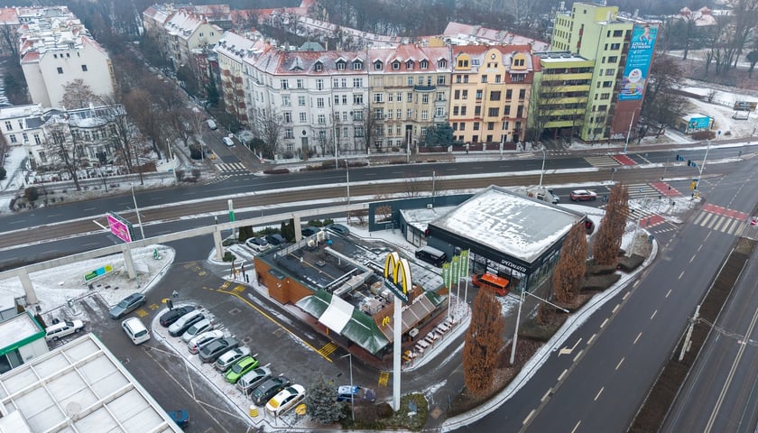 Widok na działkę z budynkami przeznaczonymi do rozbiórki: stacją paliw, restauracją i pawilonem (luty 2026)