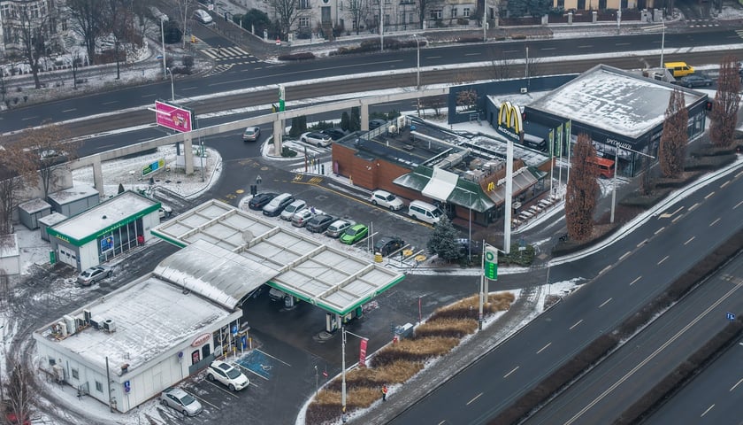 Widok na działkę z budynkami przeznaczonymi do rozbiórki: stacją paliw, restauracją i pawilonem (luty 2026)