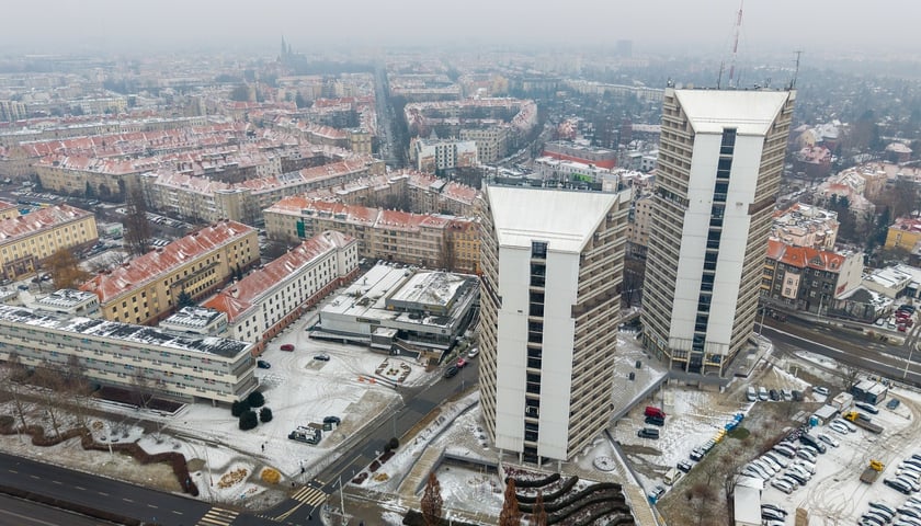 Widok na działkę z budynkami przeznaczonymi do rozbiórki: stacją paliw, restauracją i pawilonem (luty 2026)