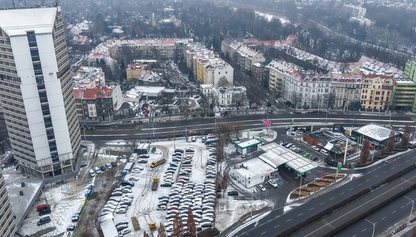 Widok z góry na budynki BP, McDonalds'a i sklepu rowerowego przy Kredce i Ołówku