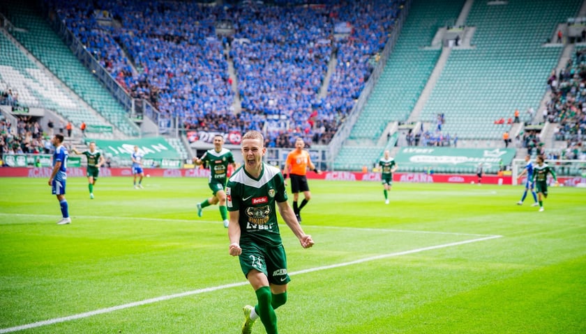 Jesienią WKS pokonał Ruch we Wrocławiu 3:1. Jak będzie w Chorzowie? Na zdjęciu piłkarze Śląska cieszą się z bramek w meczu z Ruchem na Tarczyński Arenie