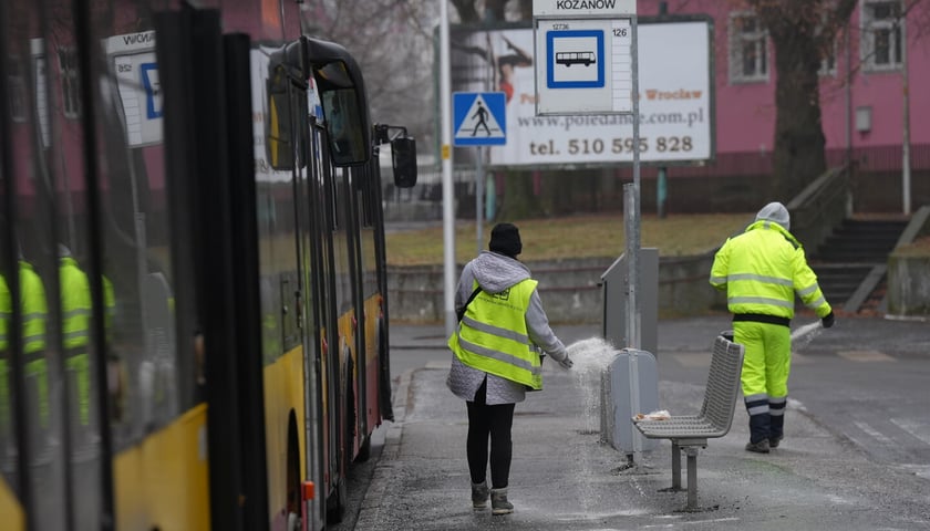 Trudne warunki! Utrudnienia dla pasażerów komunikacji i kierowców,  5 luty 2026 r.