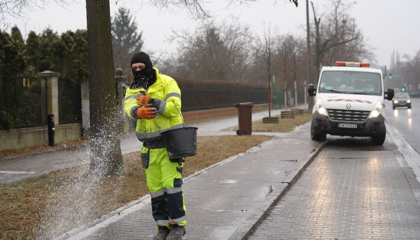 Trudne warunki! Utrudnienia dla pasażerów komunikacji i kierowców,  5 luty 2026 r.
