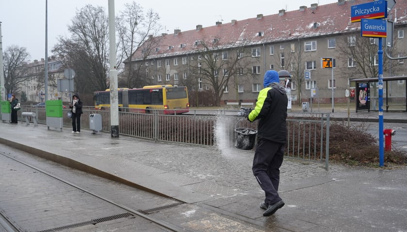 Uwaga, trudne warunki na drogach! Utrudnienia dla pasażer&oacute;w komunikacji, 5 luty 2026 r.