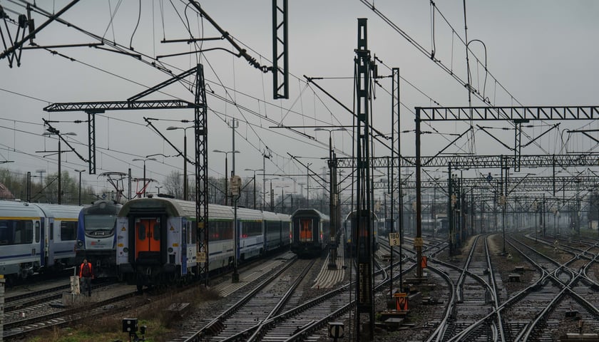 Pociągi stojące na bocznicy dworca Wrocław Główny