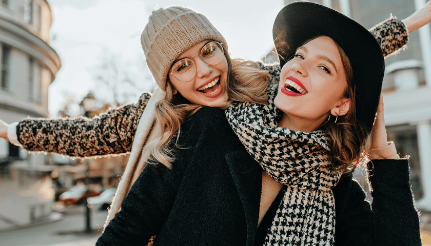 Dwie uśmiechnięte kobiety pozujące do zdjęcia (zdjęcie ilustracyjne)