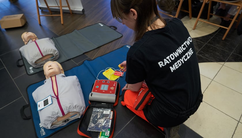<p>Zdjęcie poglądowe. Ratowniczka medyczna prowadzi kurs z defibrylatorem, na fantomie</p>