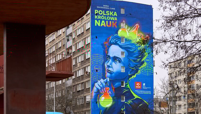 Mural z Marią Skłodowską-Curie na bloku we Wrocławiu, luty 2026