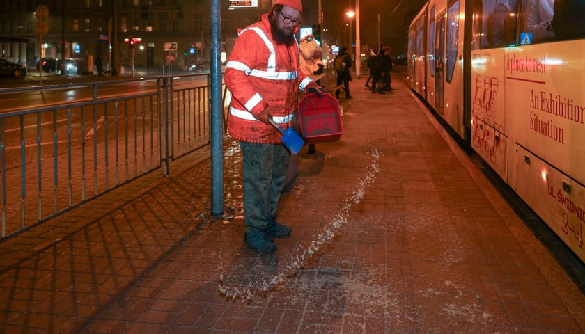 Zabezpieczanie wrocławskich chodników przed gołoledzią / 5.02.2026