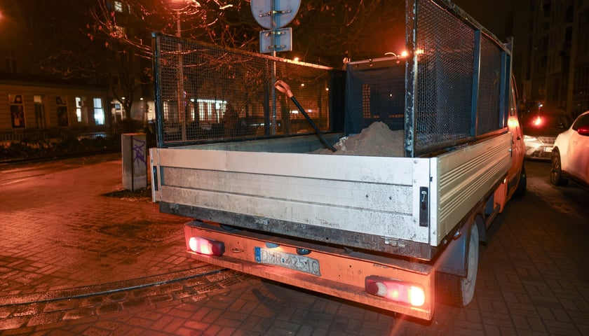 Zabezpieczanie wrocławskich chodników przed gołoledzią / 5.02.2026
