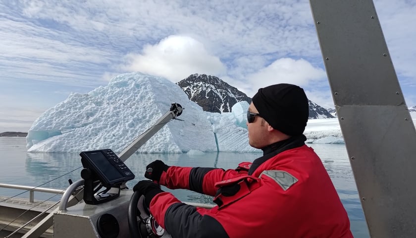 <p>Piotr Niedźwiecki podczas wykonywania obowiązk&oacute;w</p>