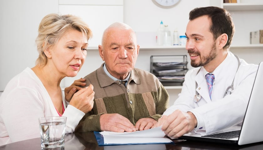 Na zdjęciu dwie osoby: kobieta i mężczyzna, rozmawiają z lekarzem. Zdjęcie ilustracyjne