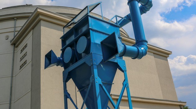 Скульптура-машина «Поглинач пилу» перед Сучасним музеєм Вроцлава