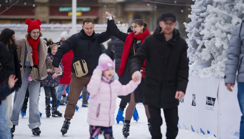 Kilka osób na łyżwach na Rynku, 7 lutego 2026