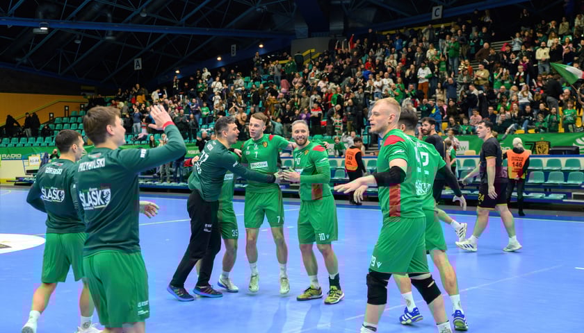 Piłkarze ręczni Śląska Wrocław, na parkiecie hali Orbita, cieszą się po zwycięstwie z drużyną Lotto Puławy