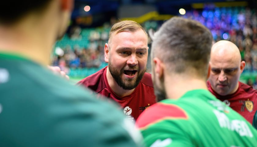 Trener piłkarzy ręcznych Śląska Bartłomiej Koprowski (w środku) przekazuje swoje uwagi zawodnikom podczas meczu w hali Orbita.