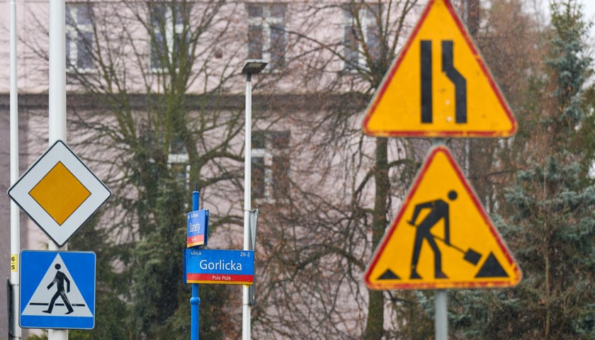 Zdjęcie przedstawiające znaki drogowe informujące o zwężeniu w miejscu awarii na ul. Gorlickiej