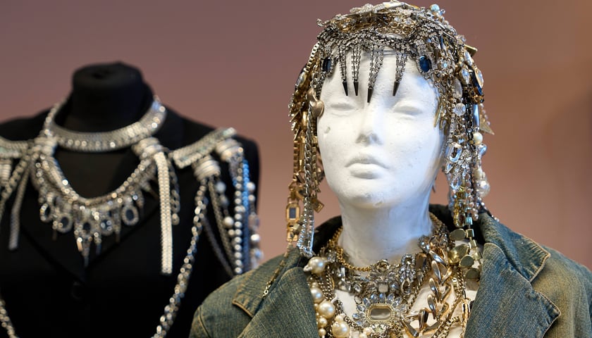 Manekin z biżuterią na głowie na targach w Concodrii (8 lutego 2026)