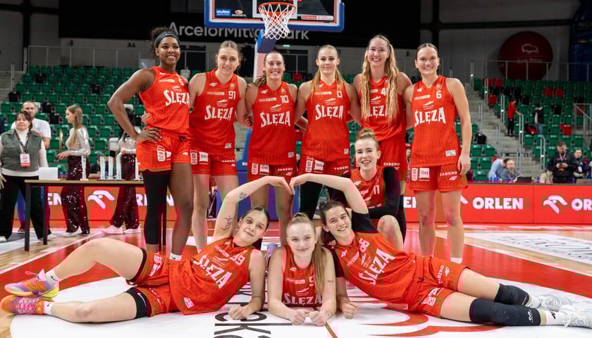 Koszykarki Ślęzy Wrocław na wspólnym zdjęciu po zdobyciu Pucharu Polski w hali w Sosnowcu.