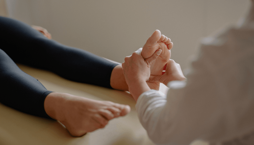 Zdjęcie ilustracyjne: lekarz bada stopę pacjenta