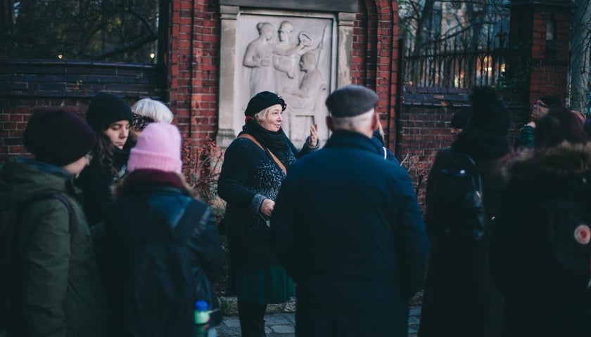 <p>Osiedle Plac Grunwaldzki. Grupka mieszkańc&oacute;w podczas sąsiedzkiego spaceru</p>