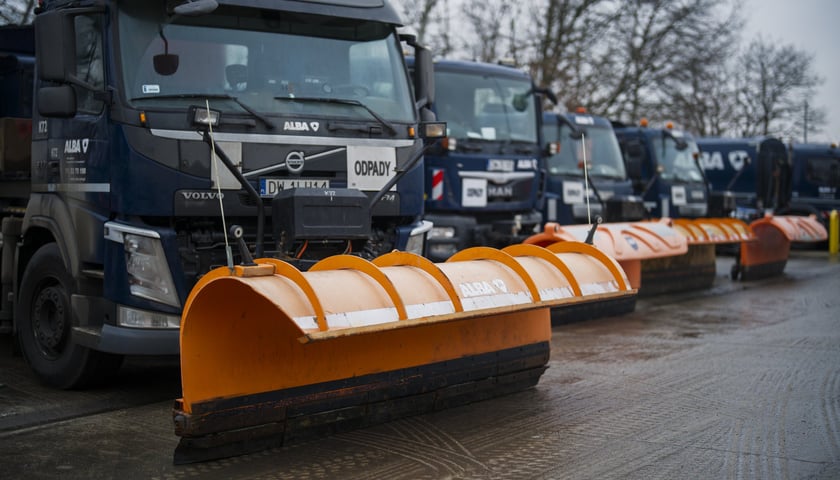 Czekające w gotowości pługosyparki jednego z podwykonawców Ekosystemu