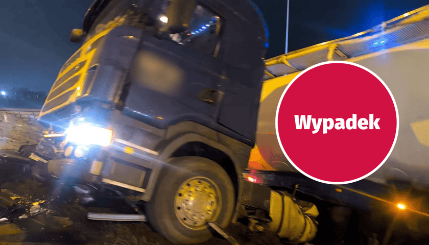 Ciężarówka na A4, poza jezdnią i barierkami