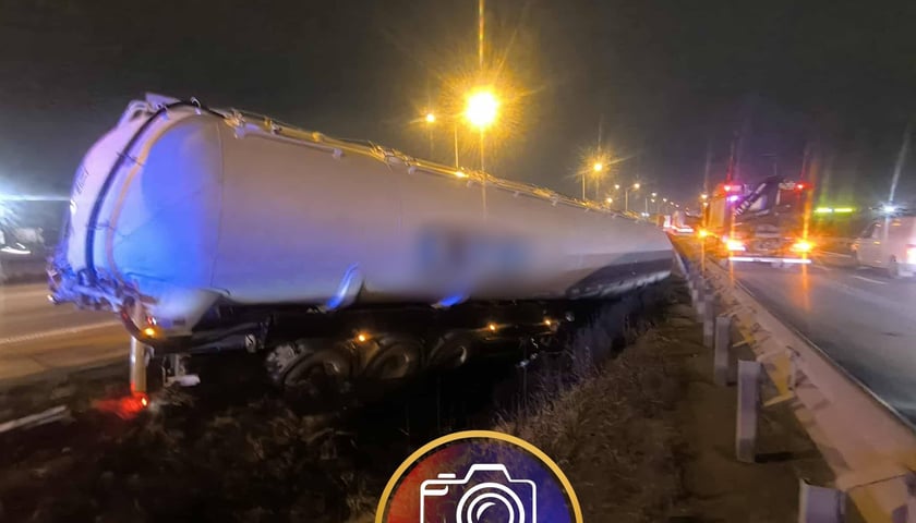 Ciężar&oacute;wka typu cysterna wypadła z jezdni na A4