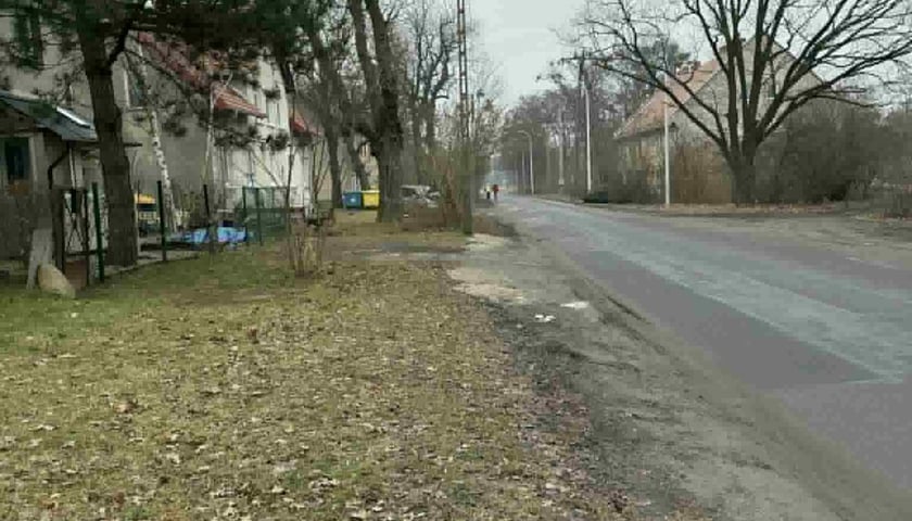 Fragment ulicy Odolanowskiej, na kt&oacute;rym powstanie nowy chodnik.