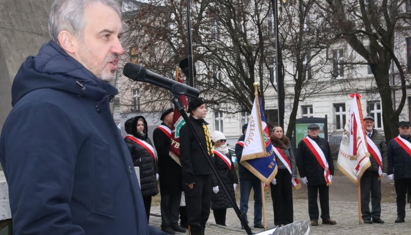 <p><span style="font-size: 11.0pt; line-height: 107%; font-family: 'Calibri',sans-serif; mso-ascii-theme-font: minor-latin; mso-fareast-font-family: Calibri; mso-fareast-theme-font: minor-latin; mso-hansi-theme-font: minor-latin; mso-bidi-font-family: 'Times New Roman'; mso-bidi-theme-font: minor-bidi; mso-ansi-language: PL; mso-fareast-language: EN-US; mso-bidi-language: AR-SA;">Wrocławskie uroczystości upamiętniające wyw&oacute;zkę polskich obywateli z teren&oacute;w zajętych przez ZSRR w 1939 roku przy pomniku &bdquo;Ofiarom Sybiru&rdquo; na placu Strzeleckim. Wrocław, 10.02.2026.&nbsp;</span><span style="font-family: Calibri, sans-serif; font-size: 14.6667px;">Przy mikrofonie dr Andrzej Jerie.</span></p>