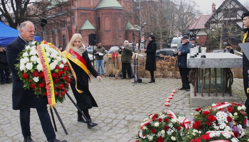 Wrocławskie uroczystości upamiętniające wywózkę polskich obywateli z terenów zajętych przez ZSRR w 1939 roku przy pomniku „Ofiarom Sybiru” na placu Strzeleckim. Wrocław, 10.02.2026. 