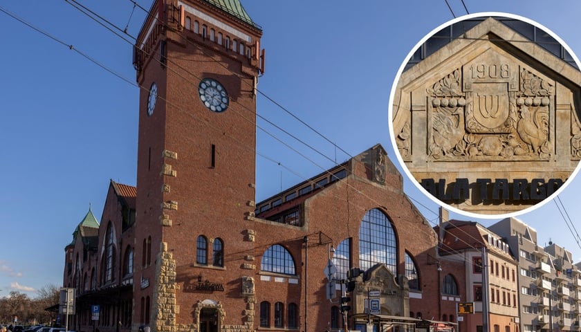 Zdjęcie przedstawiające zabytkowy budynek z wieżą z czerwonej cegły - Hala Targowa we Wrocławiu. W okrągłym kadrze w prawej części zdjęcia - zbliżenie na ozdobny front na fasadzie.