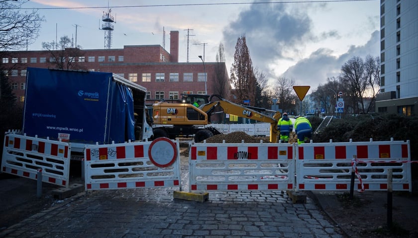 Usuwanie awarii wodociągowej. Zdjęcie archiwalne, ilustracyjne