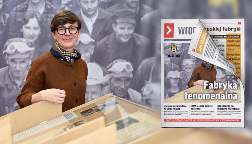 Agata Gabiś, jedna z kuratorek wystawy "Niedziela w Hutmenie: na tle czarno-białego zdjęcia z pracownikami tego zakładu metalurgicznego